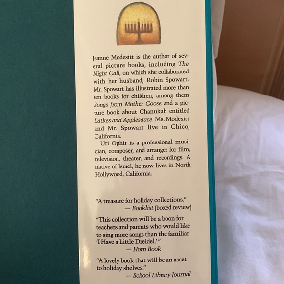 MINT CHILDREN’S CHANUKAH BOOK - Picture 8 of 9